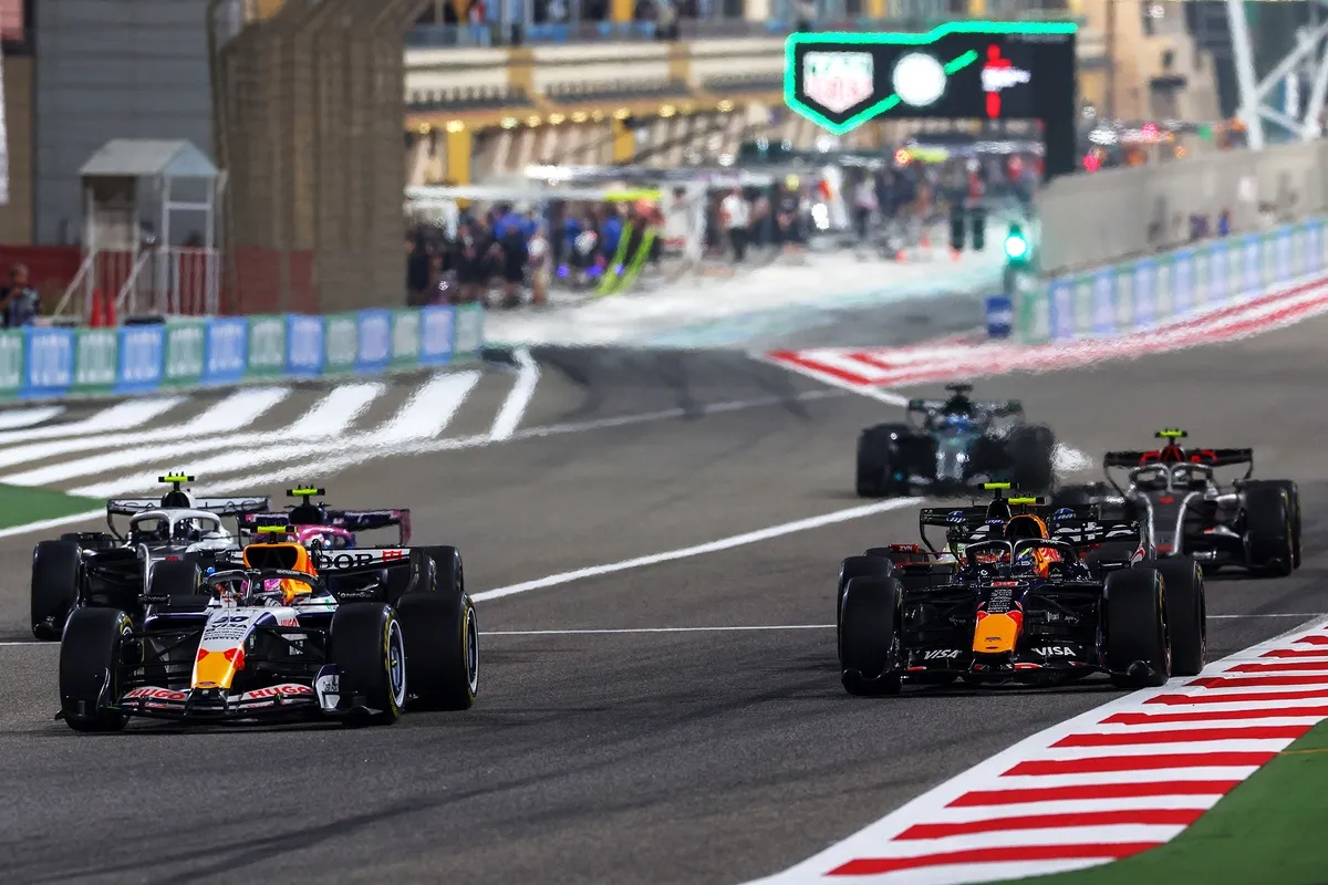 Лиам Лоусон, Racing Bulls ведет Иссака Хаджара, Red Bull Racing Лиам Лоусон, Racing Bulls ведет Иссака Хаджара, Red Bull Racing
