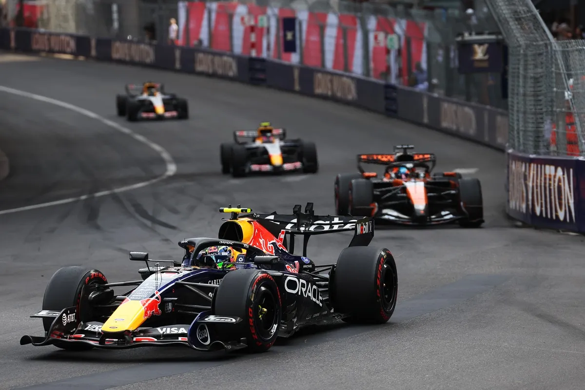 Oscar Piastri, McLaren, Isack Hadjar, Red Bull Racing Oscar Piastri, McLaren, Isack Hadjar, Red Bull Racing