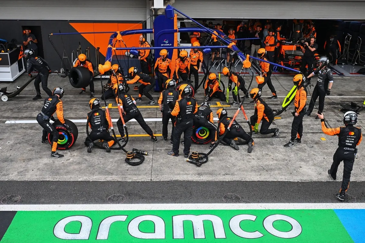 Meccanici McLaren in pit lane